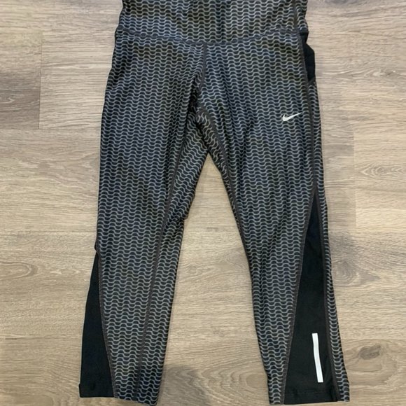 Nike Dri-Fit Cropped Workout Leggings (black) - Picture 2 of 4